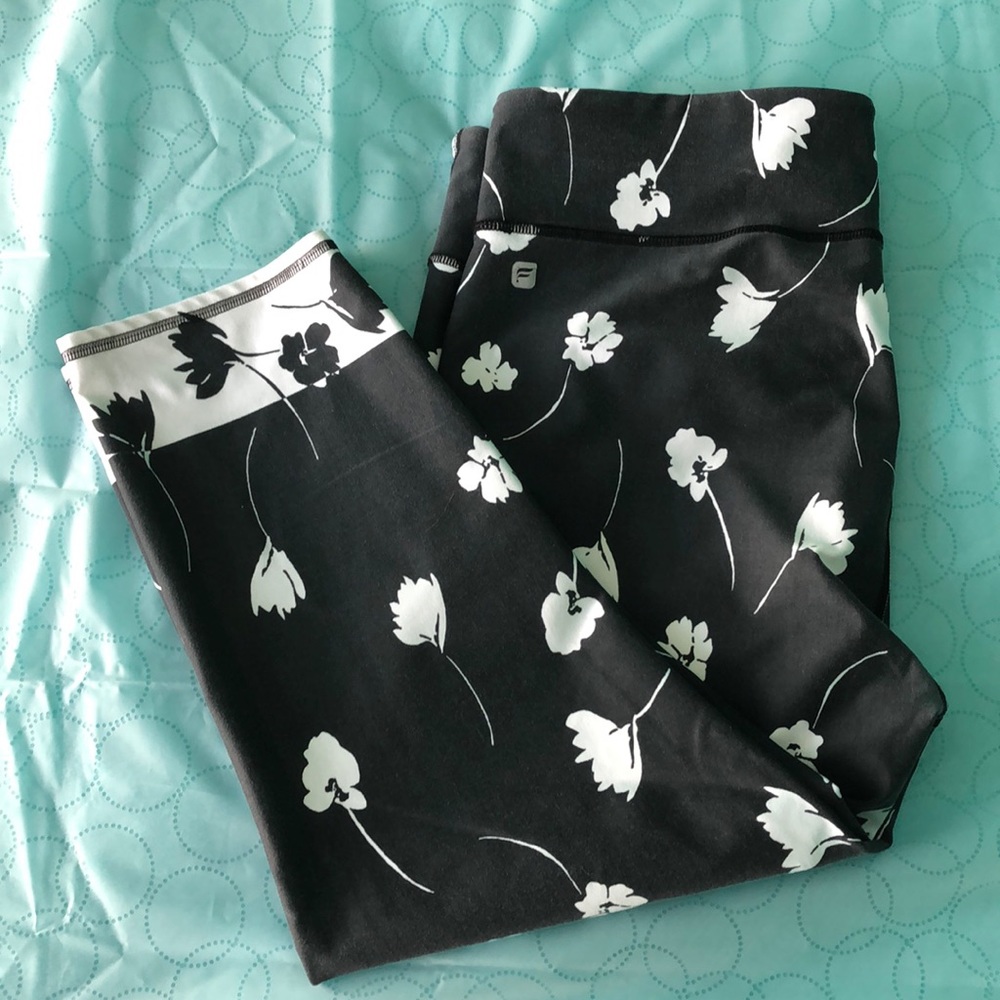 Fabletics Black and White Flower Capris